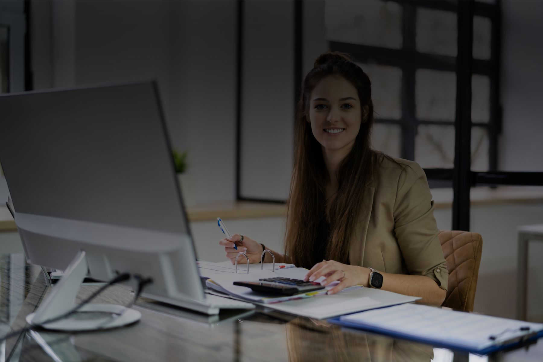 Contadora profesional de MC Contadores Confiables en CDMX brindando asesoría contable y gestión financiera para empresas.