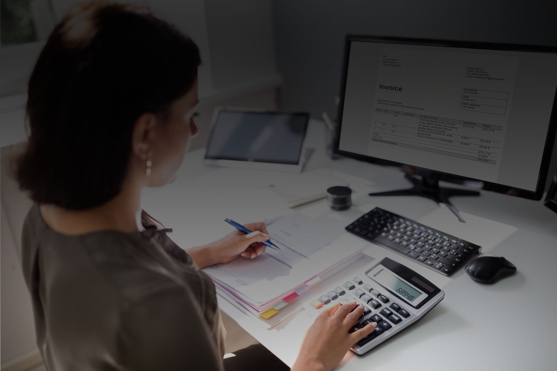 Contadora profesional realizando conciliación bancaria y facturación electrónica para el cumplimiento de obligaciones ante el SAT.