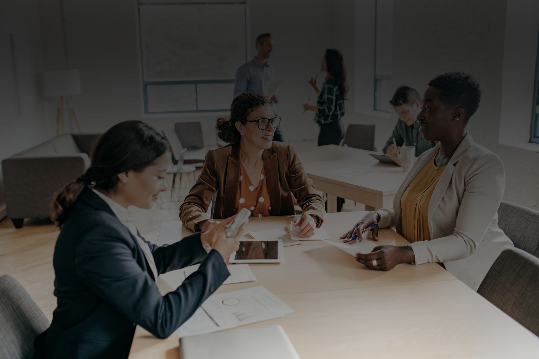 Equipo de contadores especializados en CDMX de MC Contadores Confiables brindando asesoría contable personalizada a una empresaria en una oficina moderna.