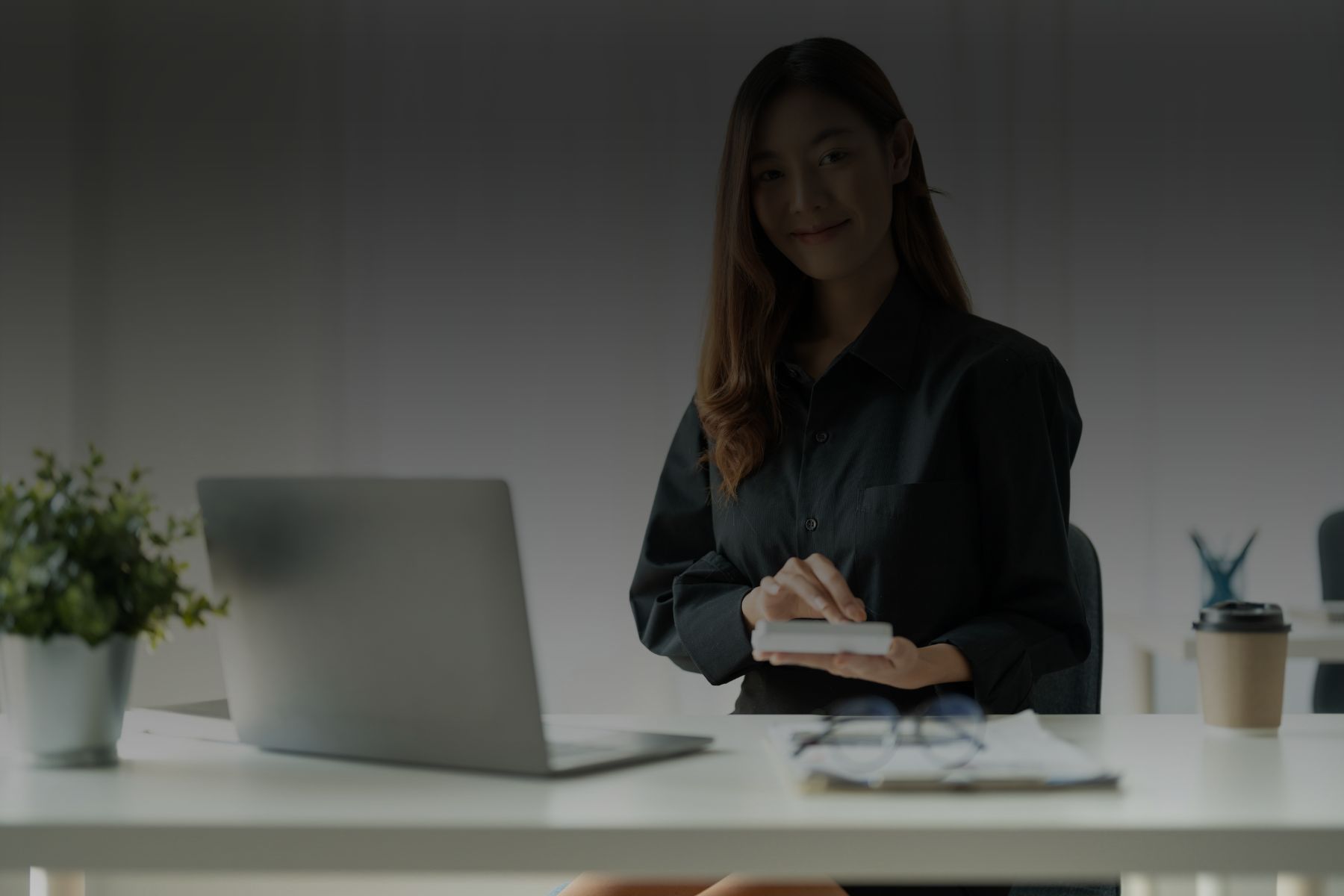 Contadora profesional de MC Contadores Confiables brindando asesoría contable personalizada y gestión de finanzas para pymes en Ciudad de México.