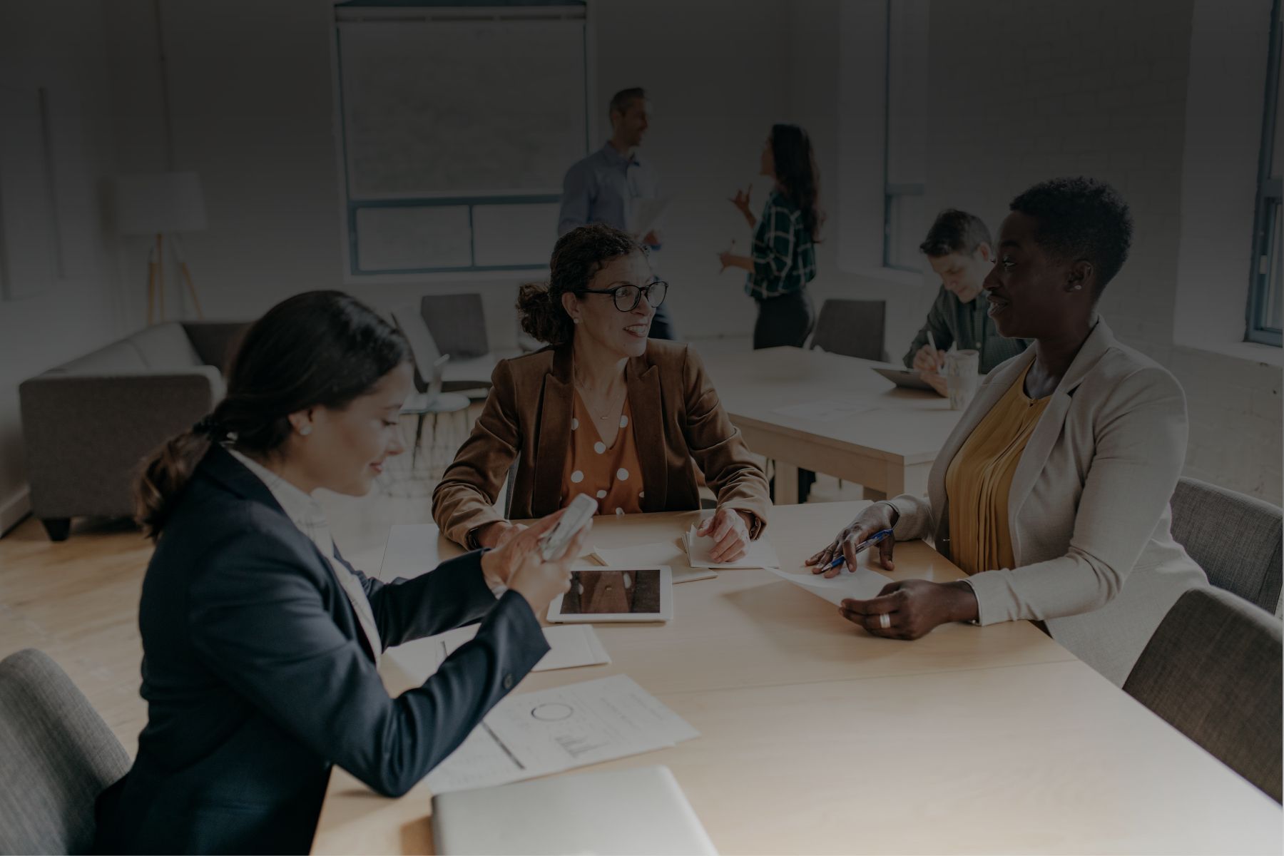 Equipo de MC Contadores Confiables en una sesión de asesoría contable personalizada para empresas en la Ciudad de México.