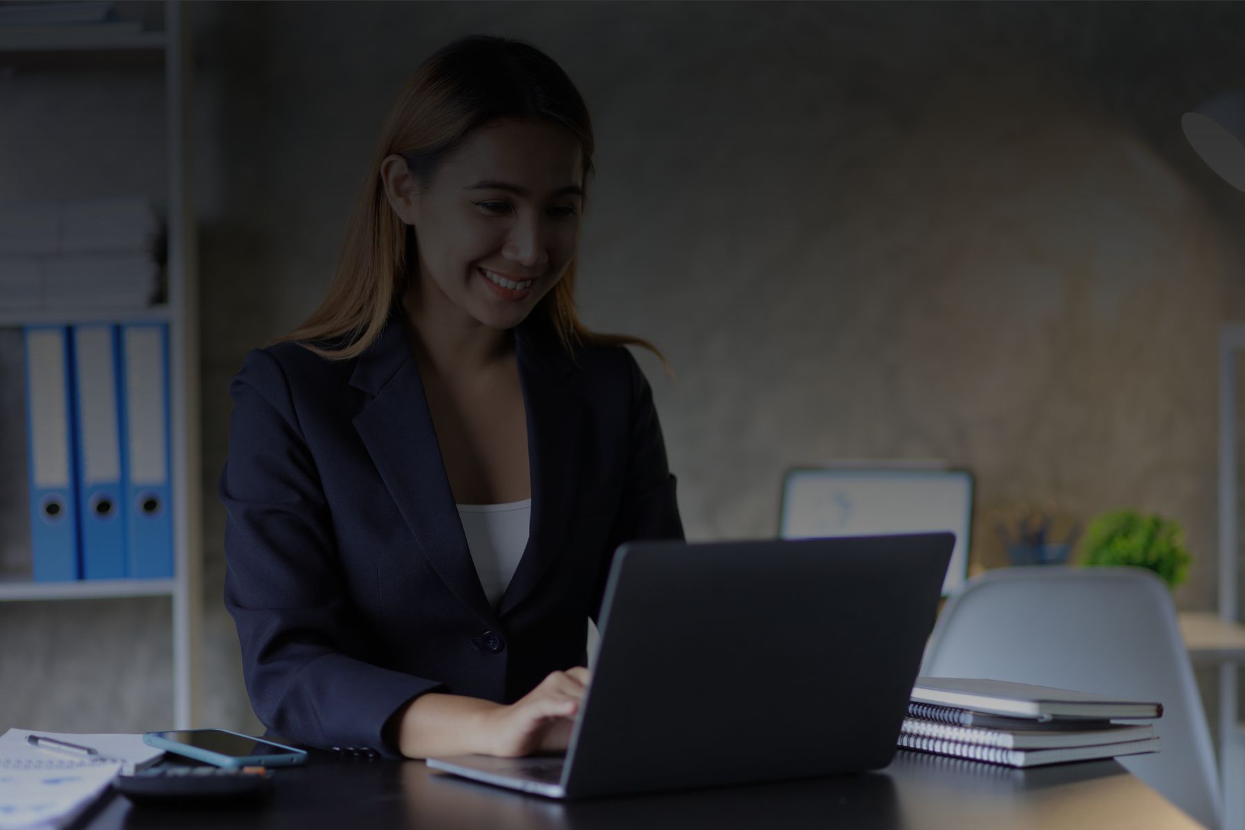 Profesional contable de MC Contadores brindando asesoría sobre tarifas y servicios contables en CDMX para 2026.
