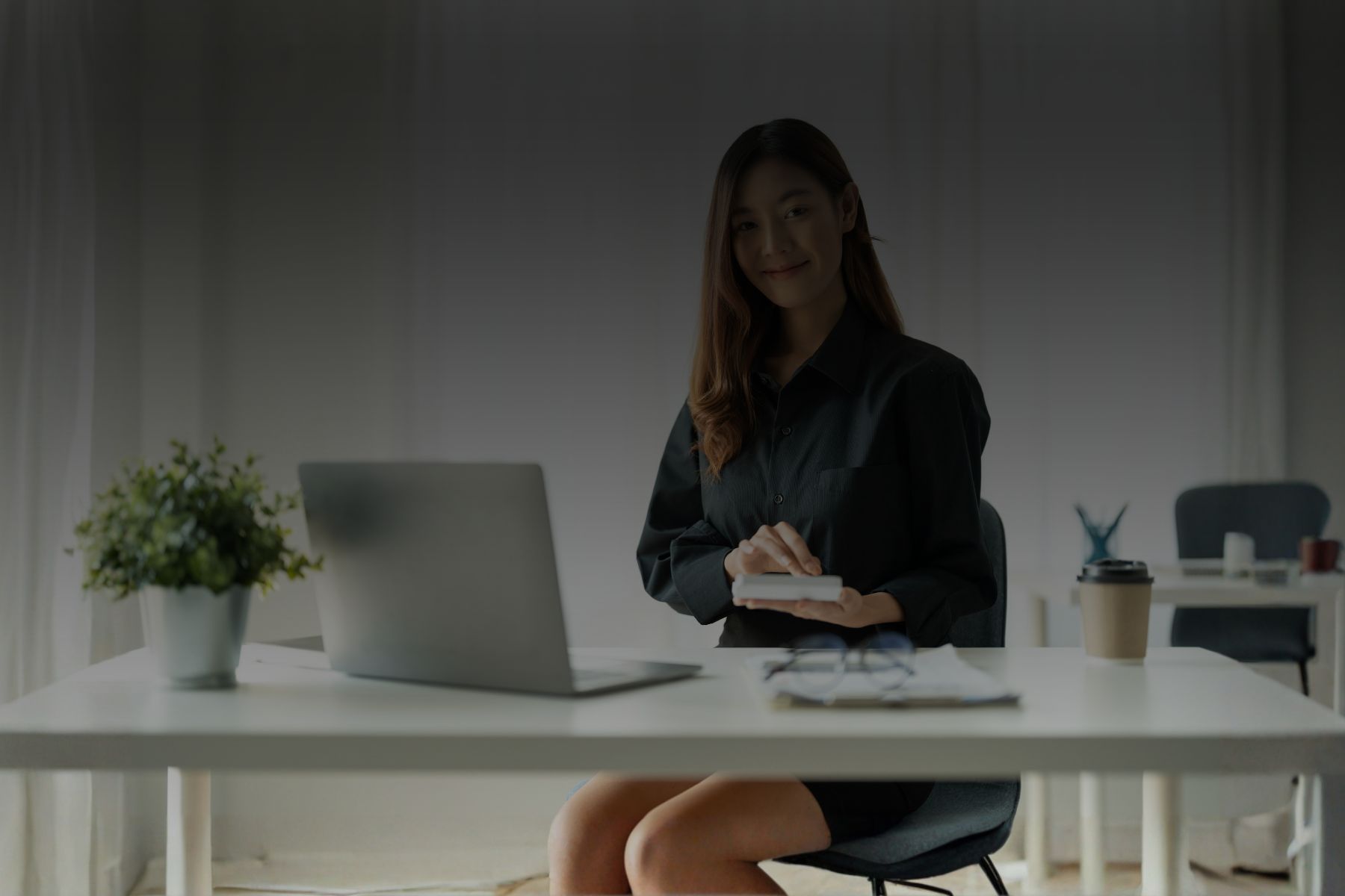 Contadora experta de MC Contadores Confiable asesorando en el cálculo de impuestos para freelance en México desde una oficina en la capital.