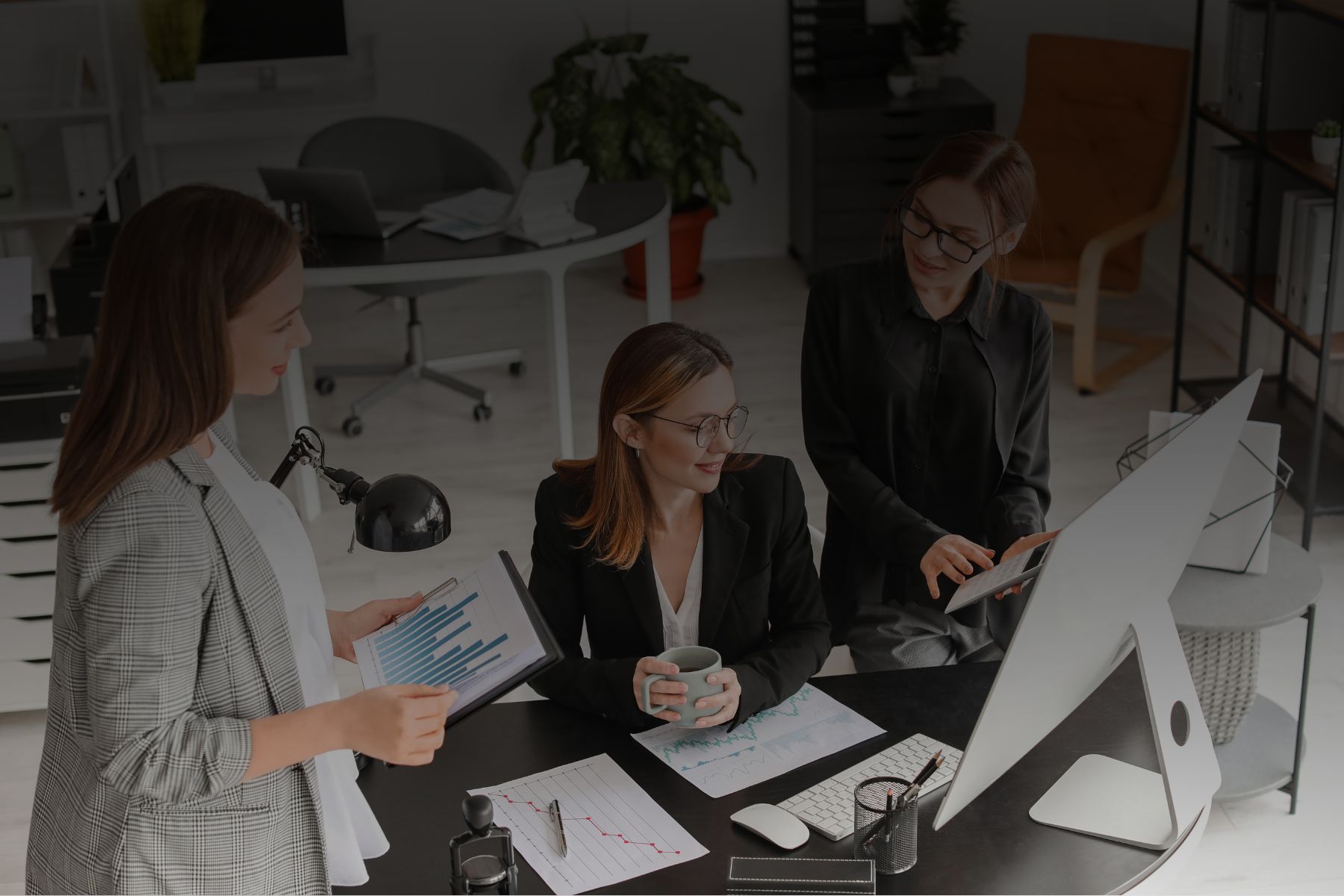 Equipo de MC Contadores Confiable analizando gráficas financieras y deducciones personales para la declaración anual de personas físicas.
